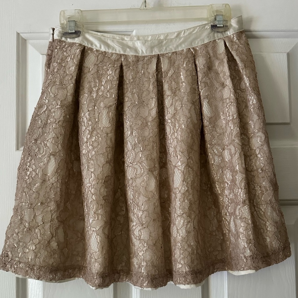 Francesca’s NWT Cream lace pleated lace mini skirt with satin waist, size small - Picture 4 of 5